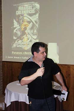 J. Javier Arnau sosteniendo su premio Ignotus